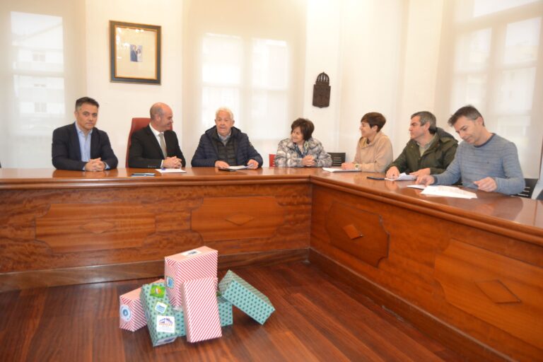 O Concello asina coa familia Davila o  convenio para o desenvolvemento urbanístico do centro de Beluso