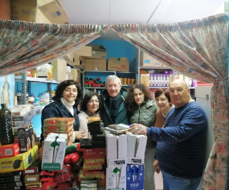 O PP entrega a Cáritas alimentos para a campaña de Nadal