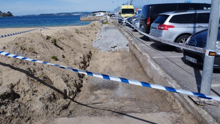Denuncian o recheo de cemento de 80 metros cadrados da praia da Banda do Río nas obras de Portos